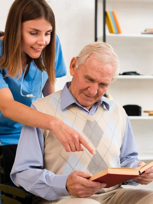 Seniorenbetreuung und Pflegedienst Spandau - Vorlesen - Betreuung Betreuung in Ihrer Nähe